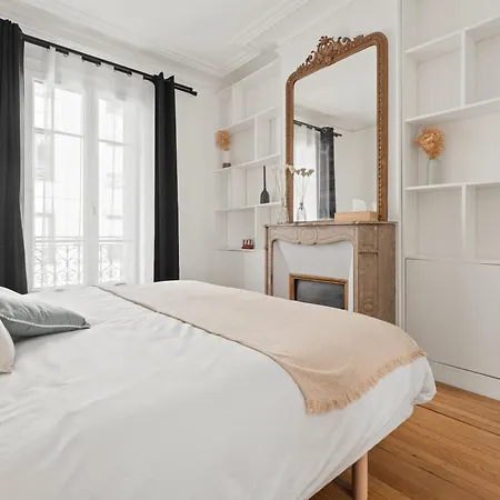 Square Danton Two Bedrooms 5 People Apartment *