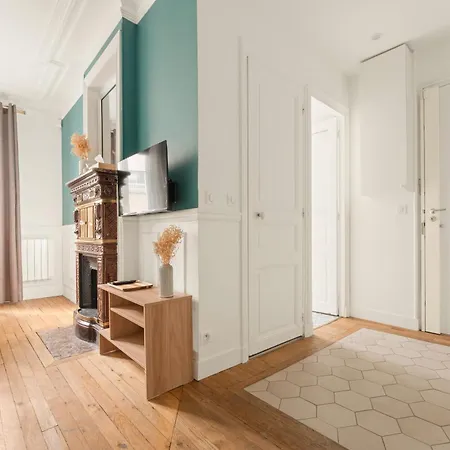 Square Danton Two Bedrooms 5 People Apartment *